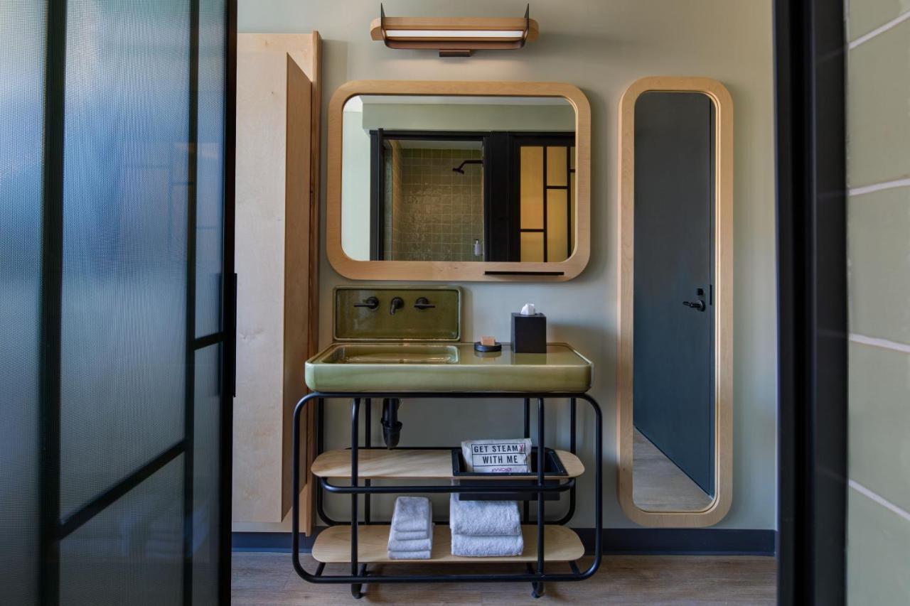 Отель Moxy Brooklyn Williamsburg Нью-Йорк Экстерьер фото