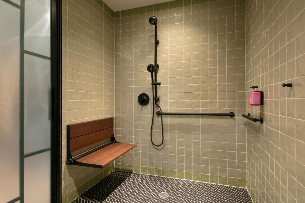 Отель Moxy Brooklyn Williamsburg Нью-Йорк Экстерьер фото